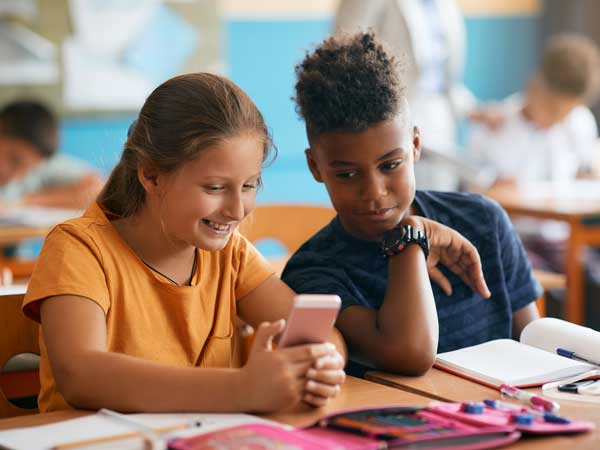 Afspraak onderwijs: mobieltje niet langer toegestaan in de klas